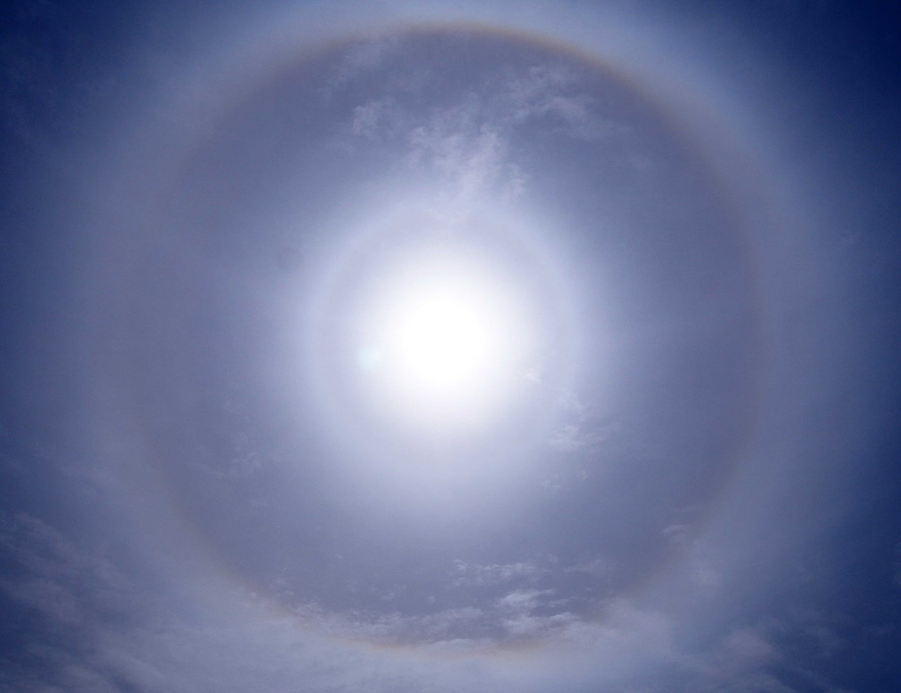 雲から山の天気を学ぼう 69 虹のようなものの正体は 神秘的な光学現象 Jro 日本山岳救助機構合同会社