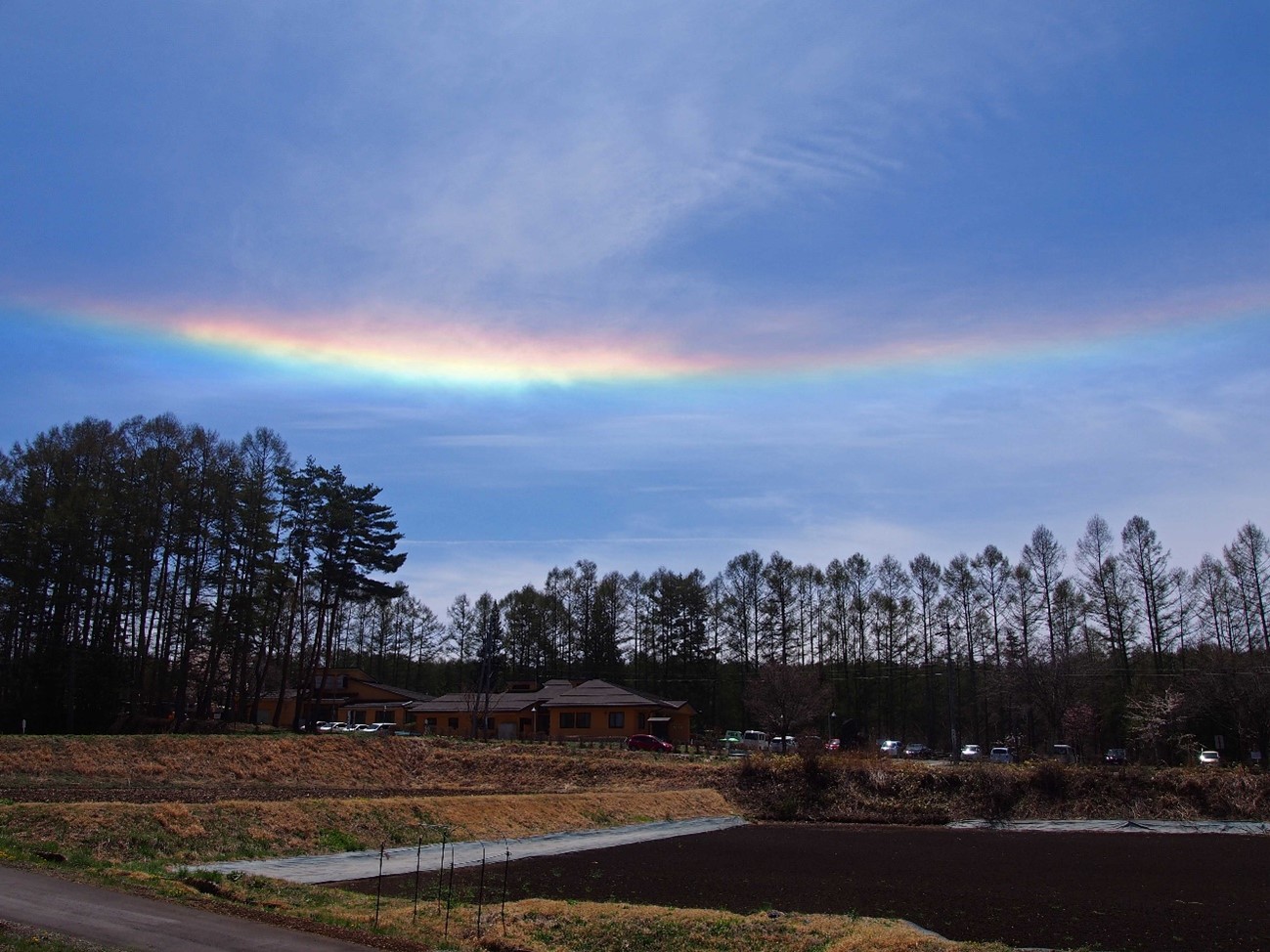 雲から山の天気を学ぼう 69 虹のようなものの正体は 神秘的な光学現象 Jro 日本山岳救助機構合同会社